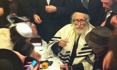 צפו בתיעוד: ברית מילה אצל הרב אליעזר ברלנד בהולנד