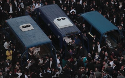 שלוש מיטות, אלפי יהודים שבורים • צפו בלווית הקדושים