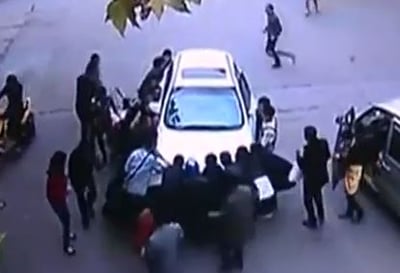 מדהים: הרימו את הרכב וחילצו אשה פצועה