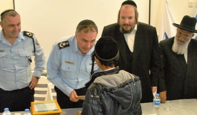 42 נערים מביתר עילית סיימו מסלול מיוחד של המשטרה והעירייה