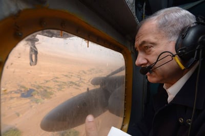 רה"מ בנימין נתניהו באזור אסון הנפט בערבה: "הטיפול ייקח זמן"