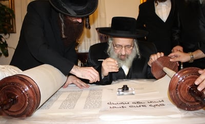 'כתיבת אותיות' בס"ת שיוכנס להיכל ביהמ"ד צאנז בטבריה
