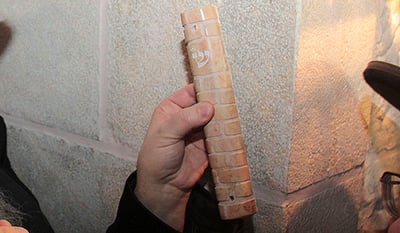 הקיבוץ החילוני דן: האם לשים מזוזה בפתח גן הילדים?