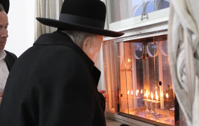 הגר"ש אוירבך בהדלקת נרות חנוכה