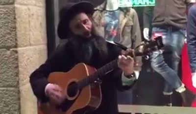 צפו: יוסי סיקוראל מנסה את המזל של האחים גת