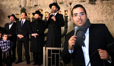 צפו: יוסף חיים שוואקי שר בהדלקה בכותל המערבי