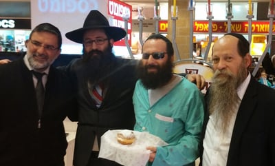 הפצוע בפיגוע החומצה התאושש והדליק נרות חנוכה