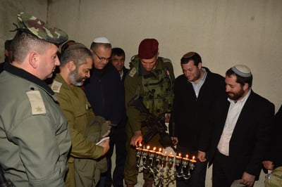 נר שמיני של חנוכה בקבר יהושע בן נון