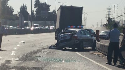 הניידת והמשאית לאחר התאונה