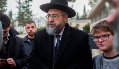 צפו: אמסלם ביקש סליחה בקבר הרב עובדיה יוסף