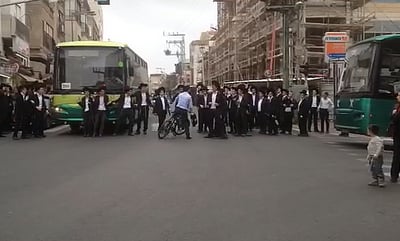 צפו: תלמידי 'הפלג הירושלמי' חוסמים אוטובוסים בבני ברק