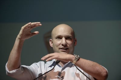 צפו: נפתלי בנט ו"משל הגזלן" על מוכר בקבוקים בטיול