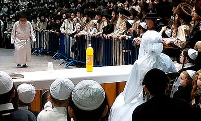 צפו: הרבי מתולדות אהרן רוקד לפני הכלה
