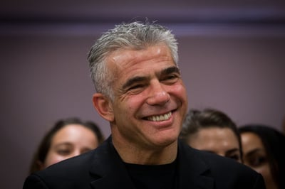 יש לו סיבה לחייך, יאיר לפיד