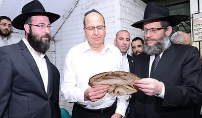 תיעוד: השר משה יעלון הגיע לאפות מצות בכפר חב"ד