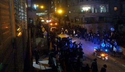 המונים סמוך לביתו של הגר"ש וואזנר, הלילה