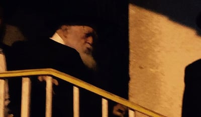 תיעוד: הגר"ח קנייבסקי יוצא ללוות את מרן הגר"ש וואזנר זצ"ל