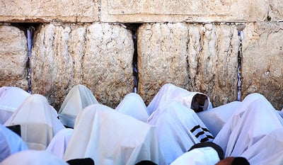 לְבָרֵךְ אֶת עַמּו יִשרָאֵל בְּאַהֲבָה: צפו בברכת הכהנים בכותל המערבי