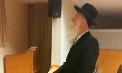 צפו: רבי יצחק דוד גרוסמן מברך "ספירת העומר"