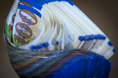 חשד: נהג מונית החזיר כסף מזויף לנוסעים