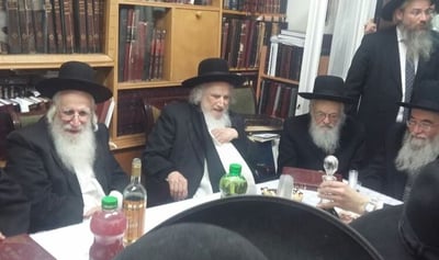תיעוד: הגר"ש אוירבך חגג עם אחיו את הדפסת ספרו החדש