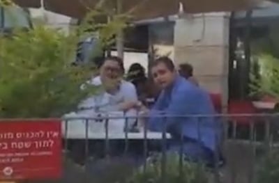 ערן מלכה בפגישה עם עורך דינו לפני פגישת המו"מ