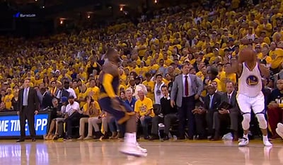 בגמר ה-NBA: קלע שלשה ללא נעל
