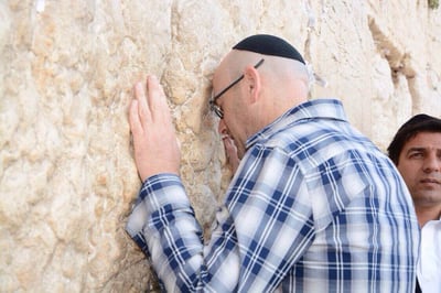 אלעד קופרמן בתפילה ברחבת הכותל המערבי