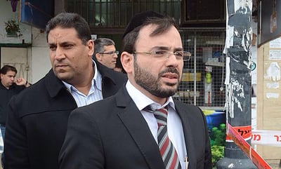אוריאל בוסו עם מאבטח אישי