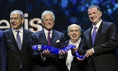 מייקל דגלאס. קיבל את הפרס בנוכחות אנשי חב"ד וראש הממשלה