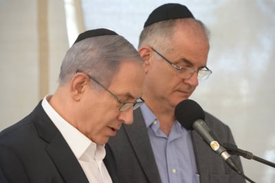 ראש הממשלה ואחיו עידו באמירת קדיש, הערב