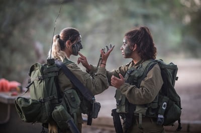 באנו להילחם, לא לשמוע חיילות שרות!