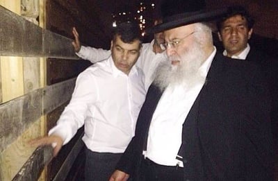 הגר"ב שמואלי וראש העיר בככר בסמוך למחיצה, אמש