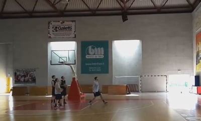 צפו: לקלוע לסל דרך קיר האולם
