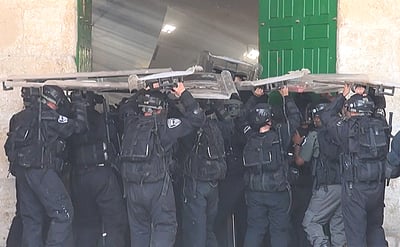 ההתפרעות האלימה של הצעירים הערבים בהר הבית • צפו בווידאו