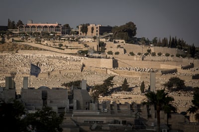 אחרי רגיעה: אבנים הושלכו על רכב בהר הזיתים וגרמו לנזק