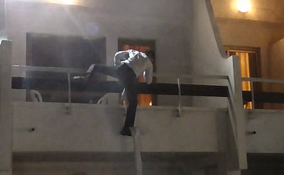 אסף שפר  קפץ מחלון בית המלון והחל להופיע • צפו