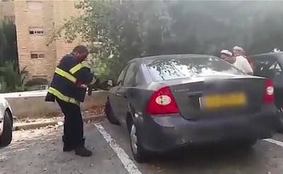צפו: כבאים מחלצים ילד שננעל בתוך רכב