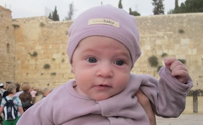 הורי חיה זיסל בראון שנרצחה בפיגוע בי-ם חבקו בת נוספת