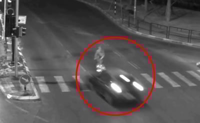 רוכב הקורקינט נסע בנתיב הנגדי, נפגע מרכב ועף באוויר