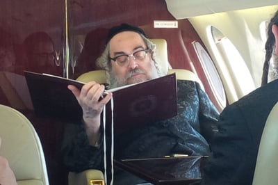 האדמו"ר במטוס בדרך לניחום