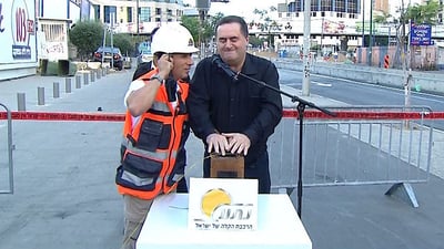 השר ישראל כץ מפעיל את מתג השליטה