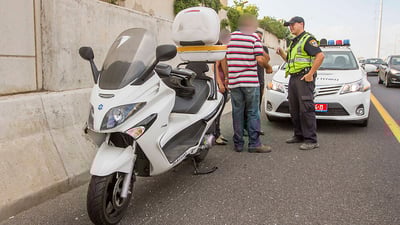שוטר נותן דו"ח לאופנוען הבוקר