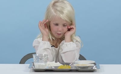 צפו: ילדים אמריקנים מעבירים ביקורת על אוכל מהעולם