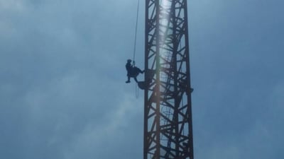 מפעיל עגורן איבד את הכרתו בגובה 65 מטרים וחולץ  • צפו