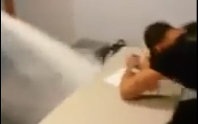 לא בבית ספרנו: כך מורה הולנדי מעיר תלמיד שנרדם • צפו