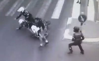 צפו: יצא מהבנק, ניסה לתקוף נהגים ועוברי אורח - ונעצר