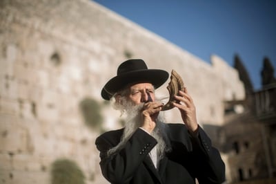 הנהגותיהם והליכותיהם של מרנן גדולי ישראל בימי ראש השנה