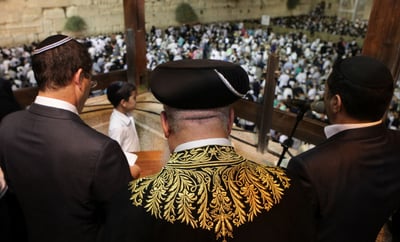 אלפים בעצרת סליחות בכותל בראשות הראשל"צ הגר"ש עמאר