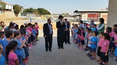 הרב גרוסמן עם התלמידים